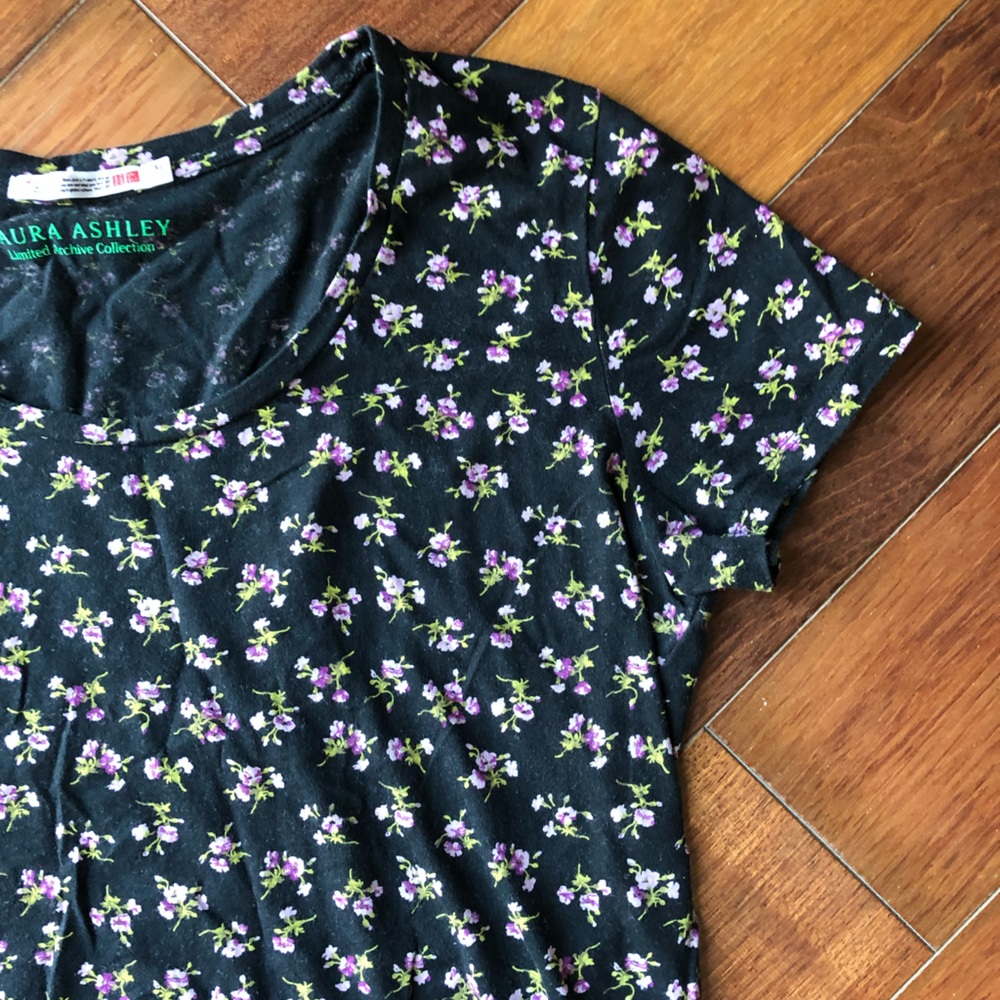 Uniqlo x Laura Ashley Limited Archive Collection T-Shirt - Picture 2 of 12